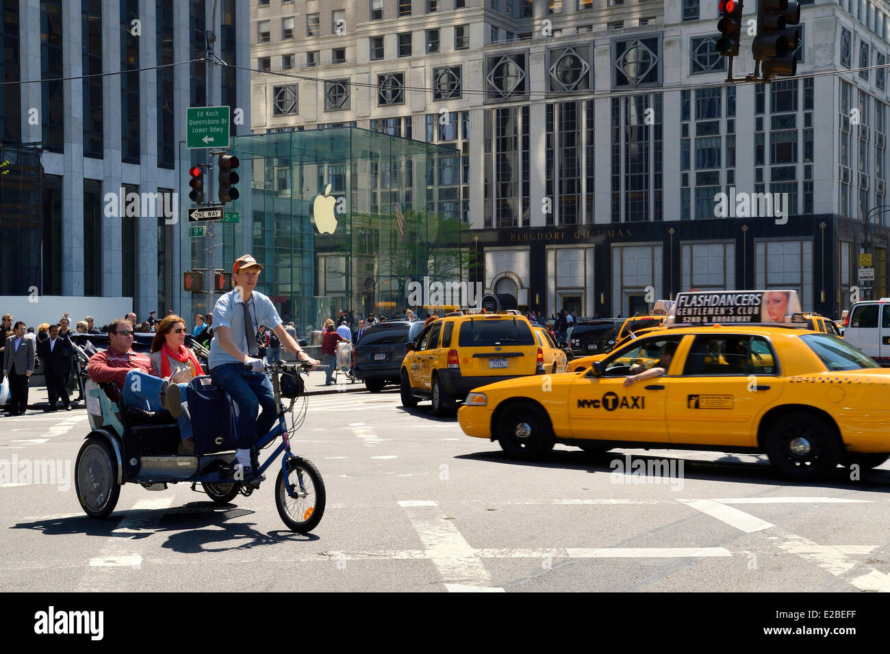 United States, New York City, Manhattan, Midtown, 5th Avenue at Grand Army Plaza, taxis and bicycle taxi in front of Apple store Stock Photo