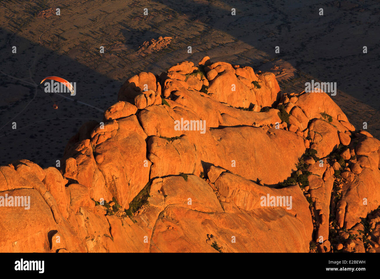 Namibia, Erongo Region, Damaraland, Spitzkoppe or Spitzkop (1784 m), granite mountain in Namib Desert, paramotor (aerial view) Stock Photo