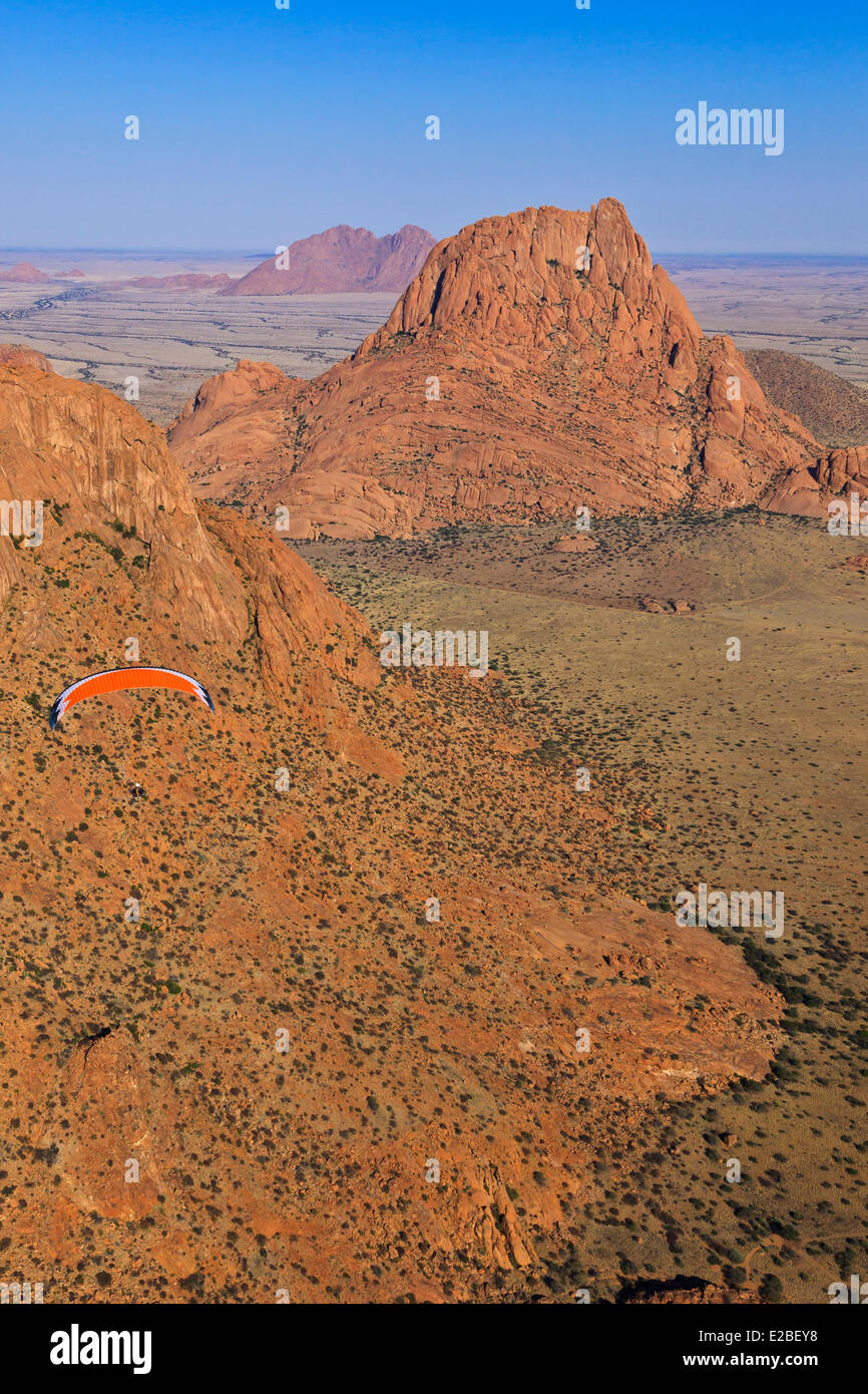 Namibia, Erongo Region, Damaraland, Spitzkoppe or Spitzkop (1784 m), granite mountain in Namib Desert, paramotor (aerial view) Stock Photo