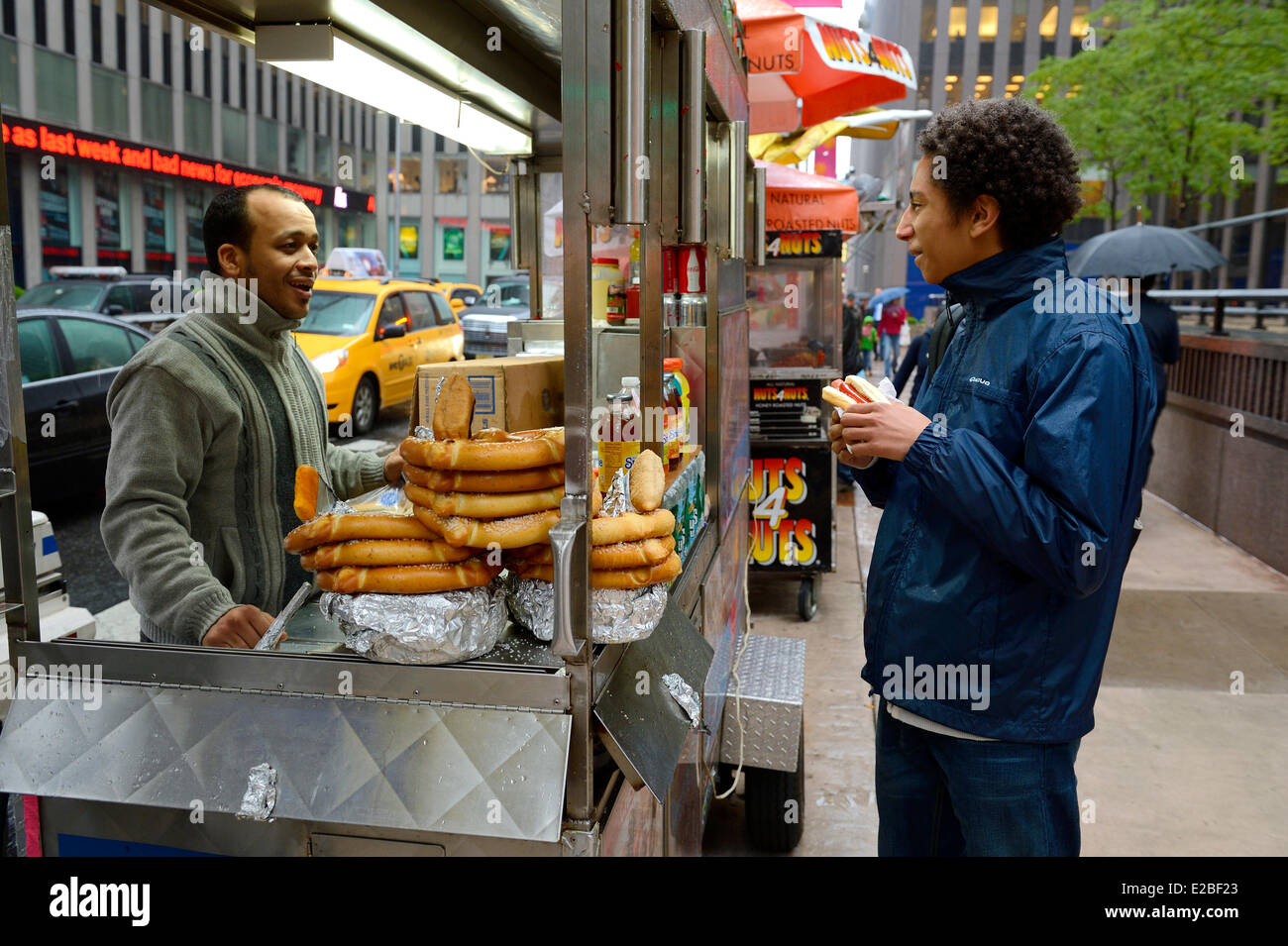 United States, New York City, Manhattan, Midtown, Hot Dog, pretzel and drinks vendor Stock Photo
