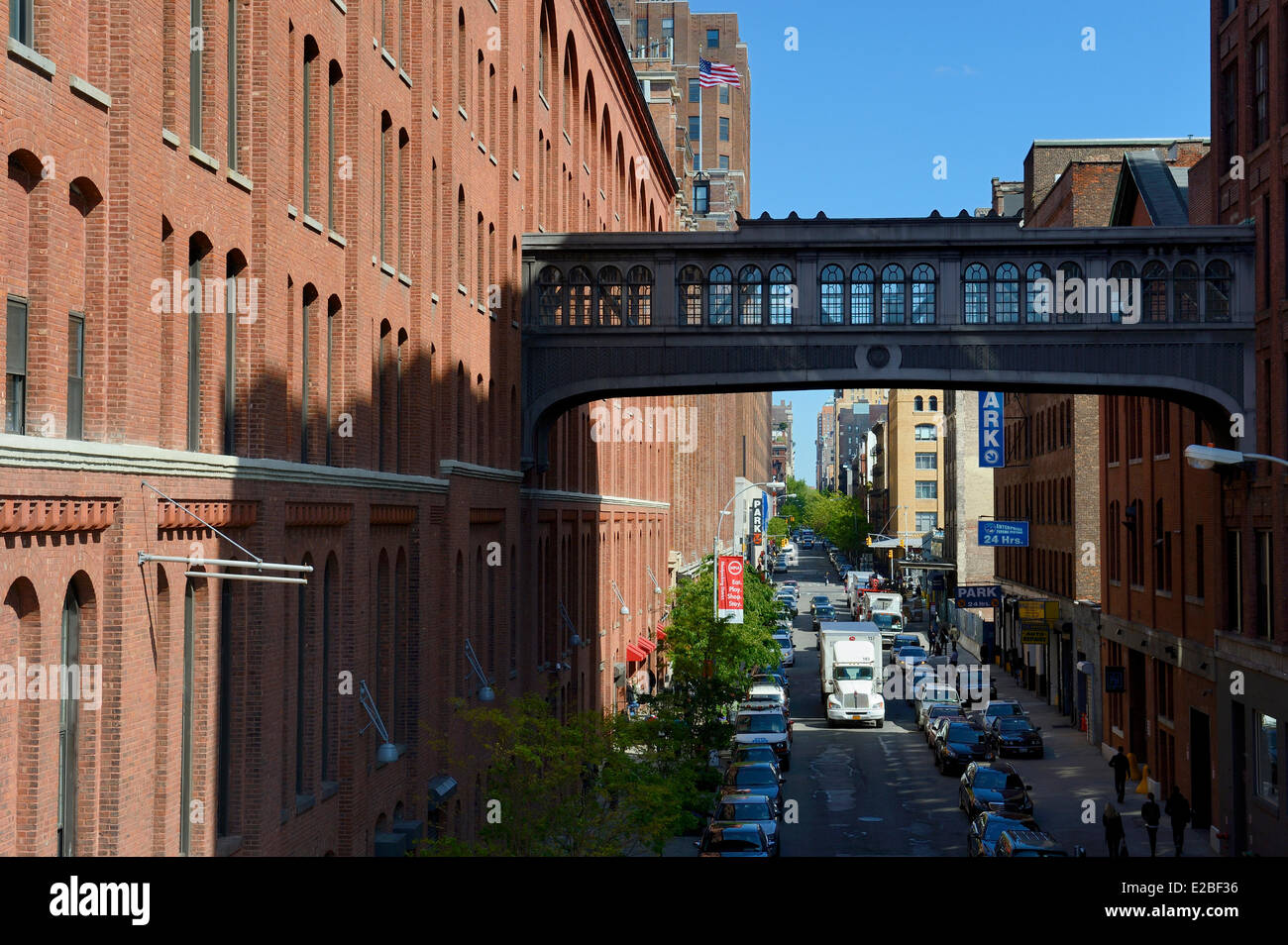 United States, New York City, Manhattan, Meatpacking District (Gansevoort Market), footbridge at the Chelsea Market building on Stock Photo