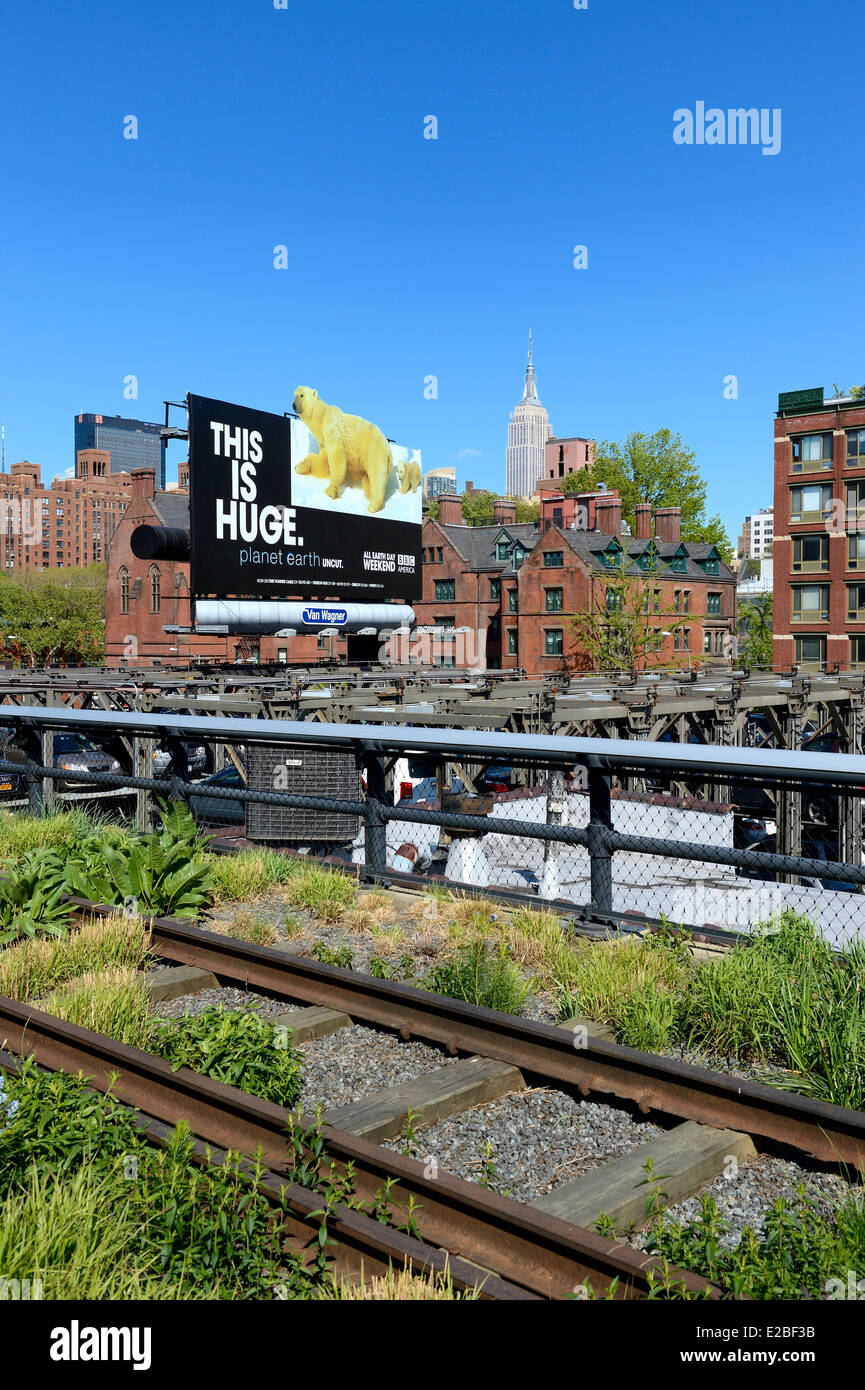 United States, New York City, Manhattan, Meatpacking District (Gansevoort Market), the High Line is a park built on a section of the former elevated freight railroad spur; the Empire State Building in the background Stock Photo