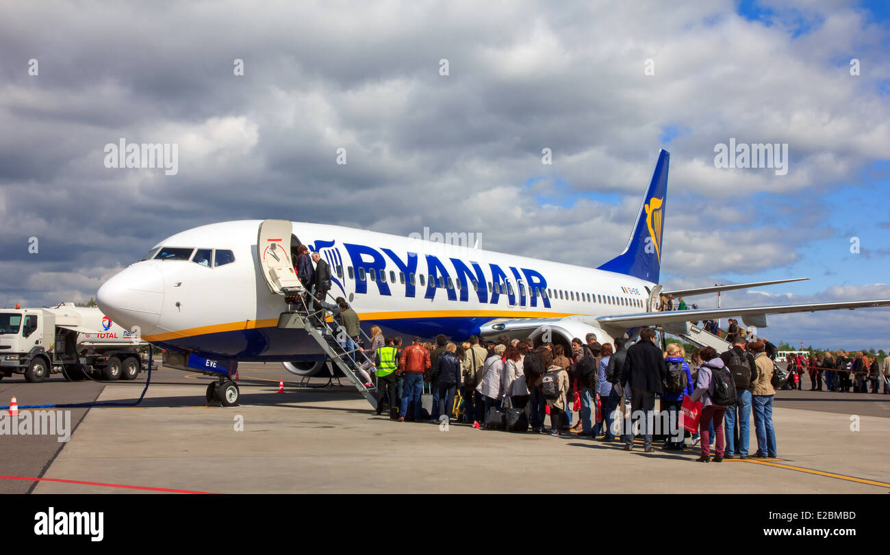 People boarding a Ryanair on the route Vilnius - Paris (Beauvais) on 2 may 2014. Ryanair is one of the largest low-cost European Stock Photo
