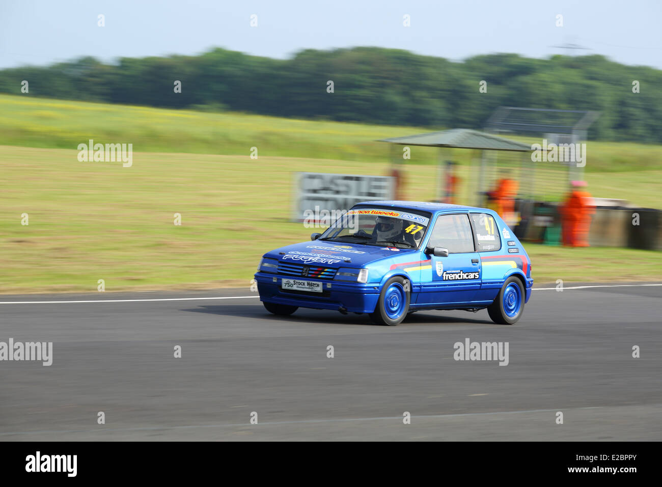 Cars racing at Castle Combe Circuit Stock Photo - Alamy