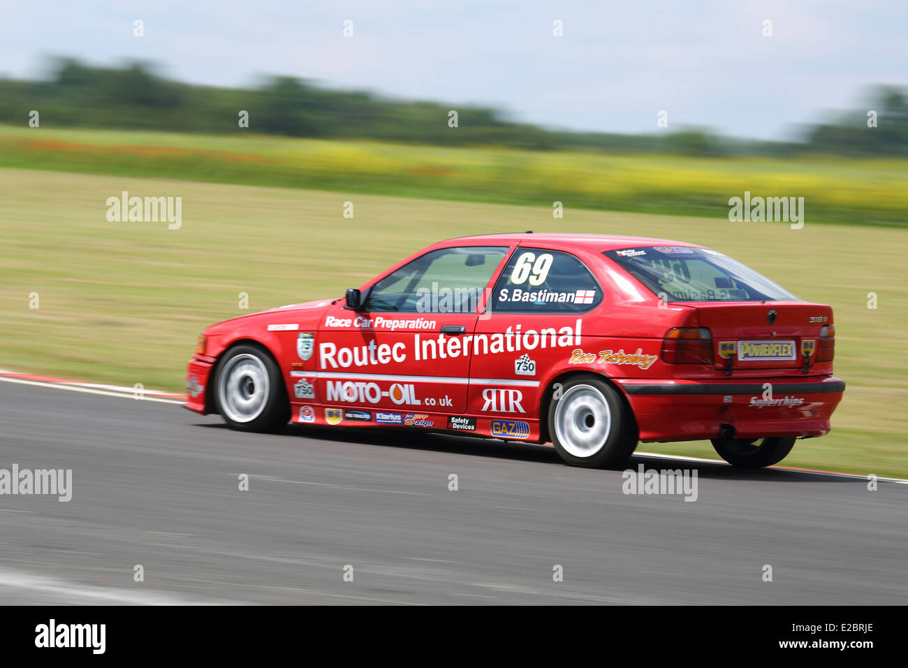 Cars racing at Castle Combe Circuit Stock Photo - Alamy