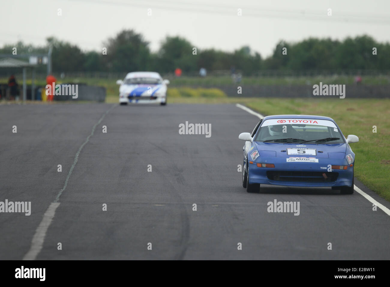 Cars racing at Castle Combe Circuit Stock Photo - Alamy