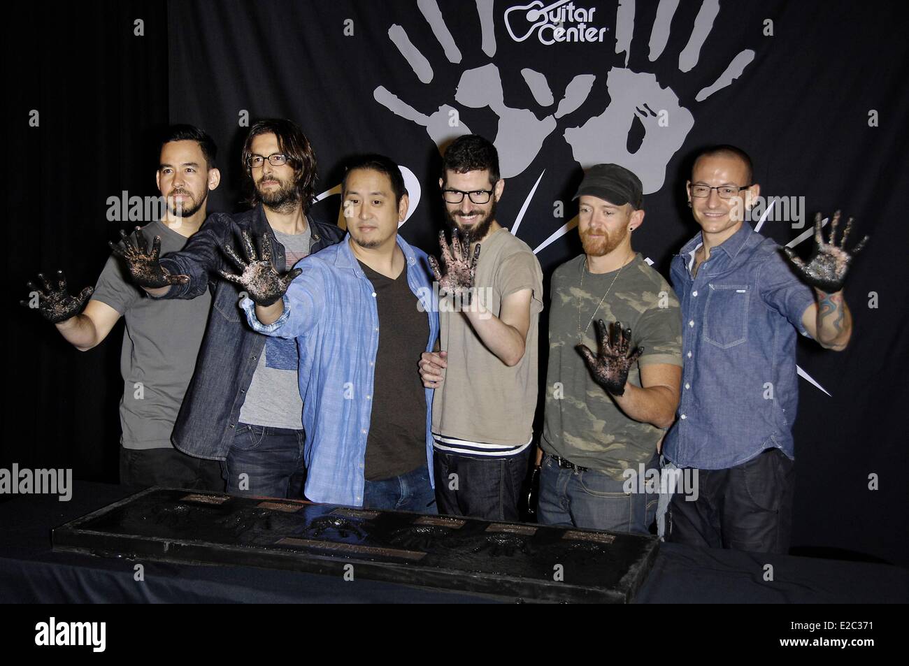 Los Angeles, CA, USA. 18th June, 2014. Mike Shinoda, Rob Bourdon, Joe Hahn, Brad Delson, Dave Phoenix Farrell, Chester Bennington at the induction ceremony for Guitar Center RockWalk Inducts Linkin Park, Sunset Boulevard, Los Angeles, CA June 18, 2014. Credit:  Michael Germana/Everett Collection/Alamy Live News Stock Photo