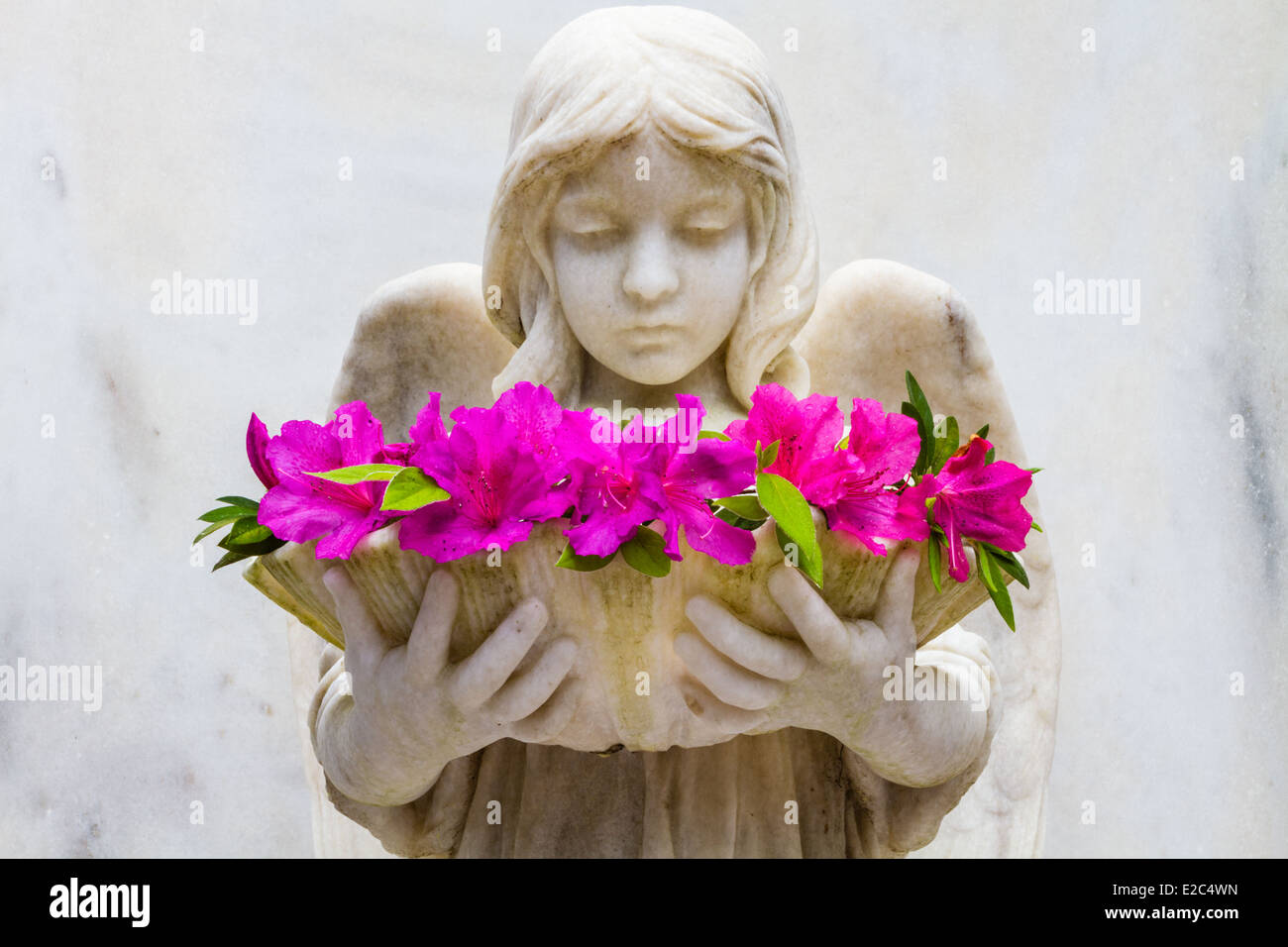 The Shell Girl with Azaleas, Bonaventure Cemetery, Savannah, Georgia Stock Photo