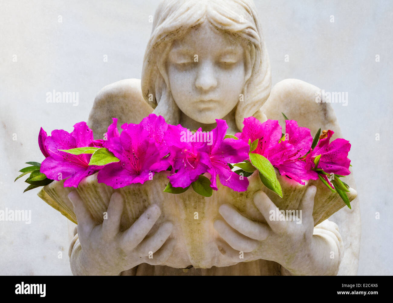 The Shell Girl with Azaleas, Bonaventure Cemetery, Savannah, Georgia Stock Photo