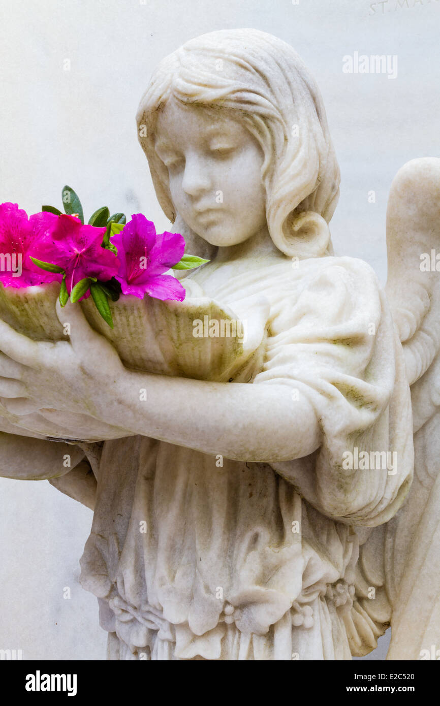 The Shell Girl with Azaleas, Bonaventure Cemetery, Savannah, Georgia Stock Photo