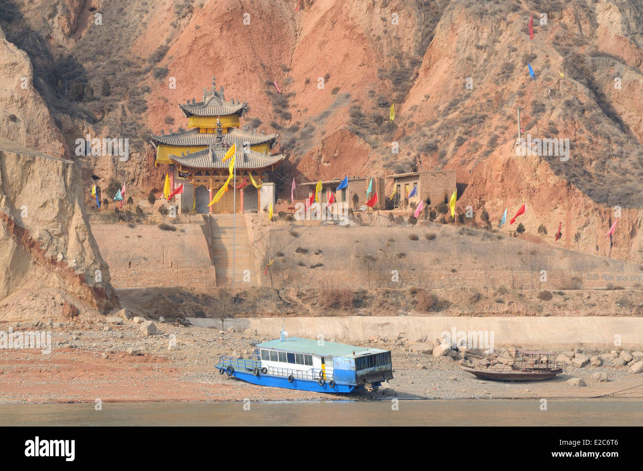 China, Gansu, surroundings of Linxia, Yellow River and pagoda near Liujiaxia Dam Stock Photo