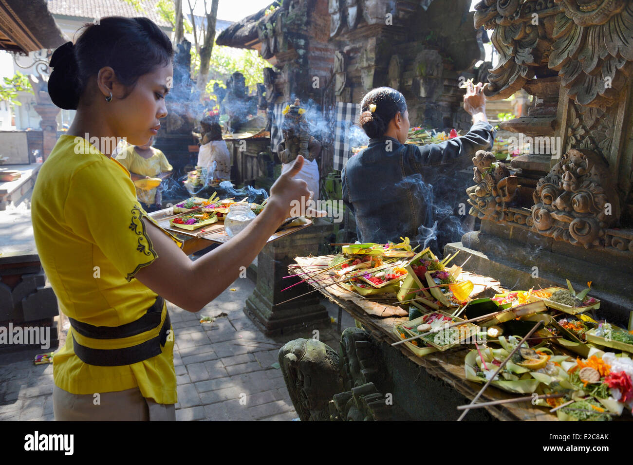 Indonesia, Bali, Ubud, everyday women bring offerings to the temple Stock Photo
