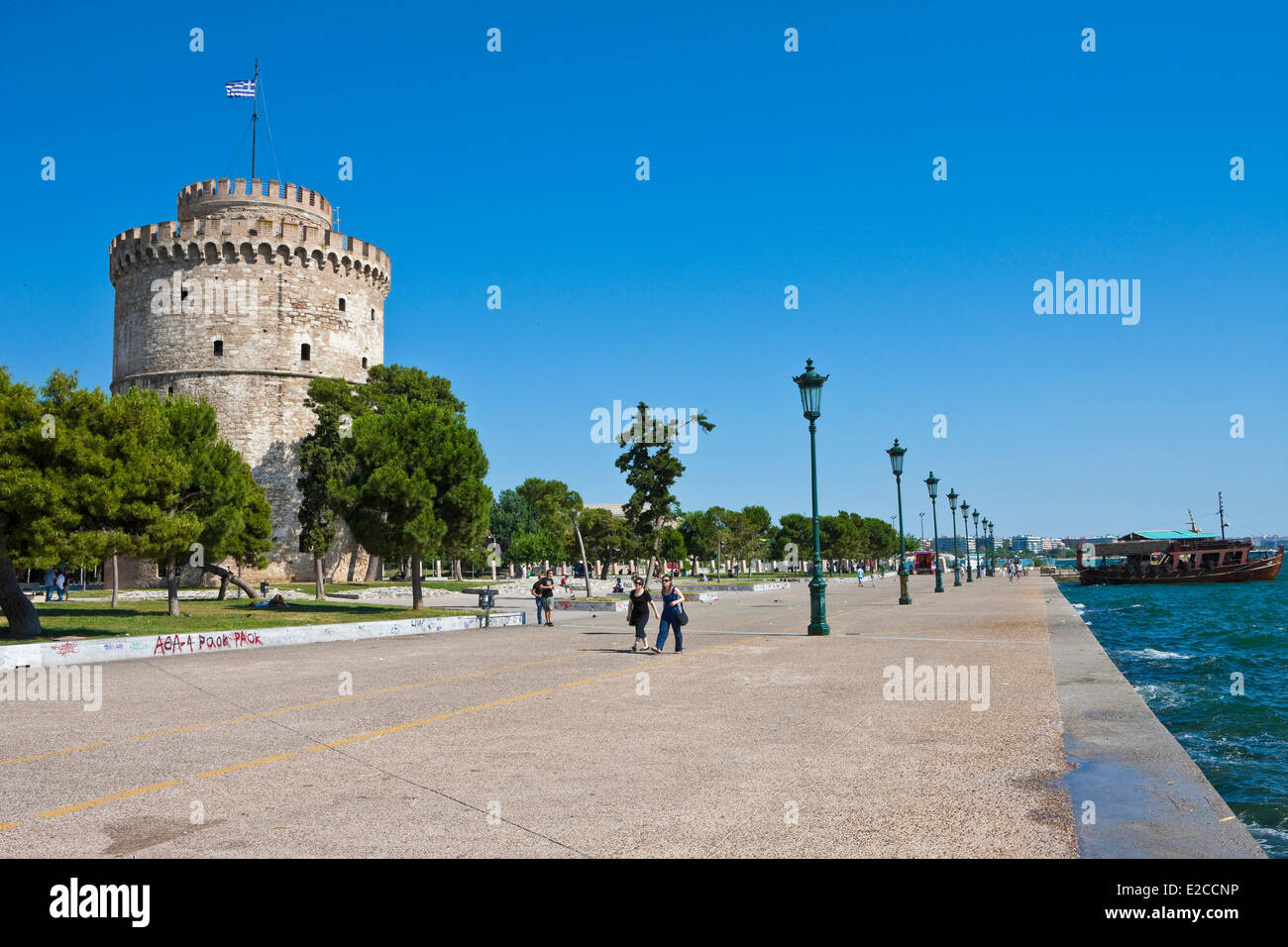 Greece, Macedonia, Thessaloniki, the seaside promenade Leoforos Nikis and the White Tower, the remains of the Venetian fortifications of the 15th century, used as a prison by the Ottomans, today the symbol of the city Stock Photo