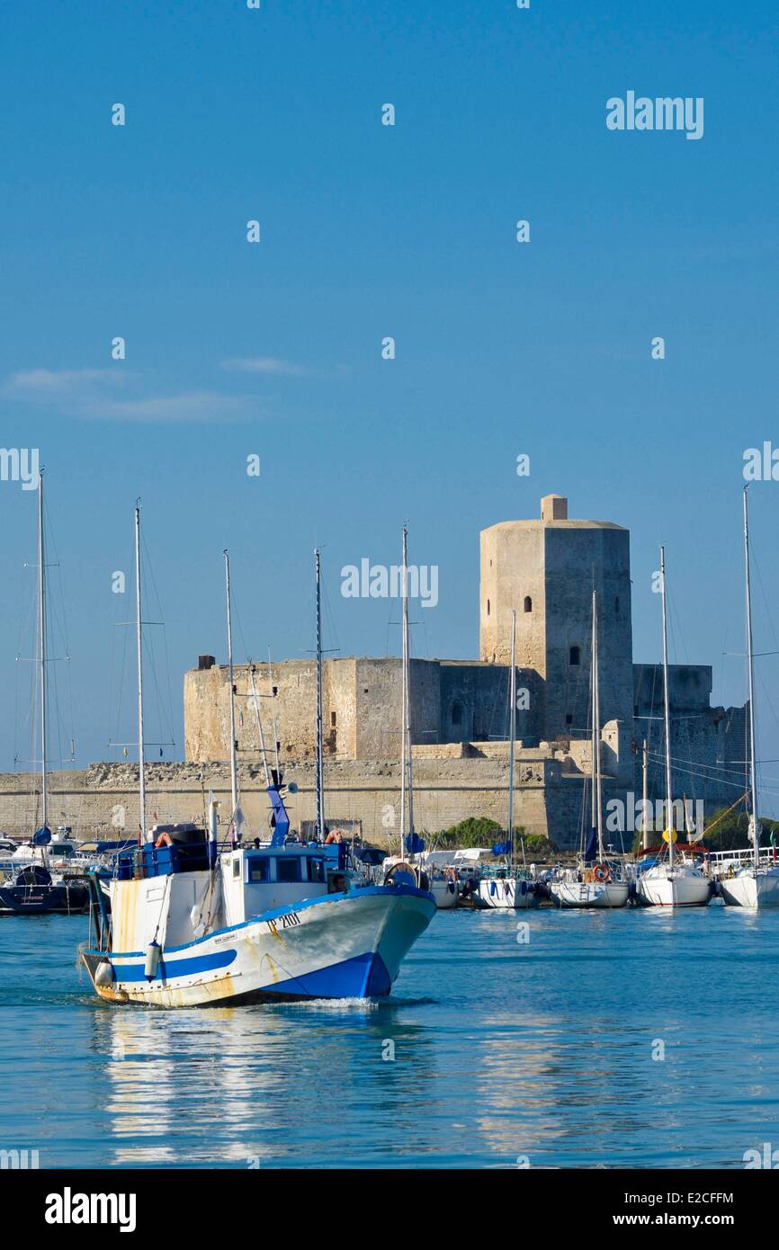 Italy, Sicily, Trapani, historic center, fishing harbor, trawler with the fortress of the Dove of the 3rd century in the background whose construction is attributed to the Carthaginian Hamilcar Barca Stock Photo