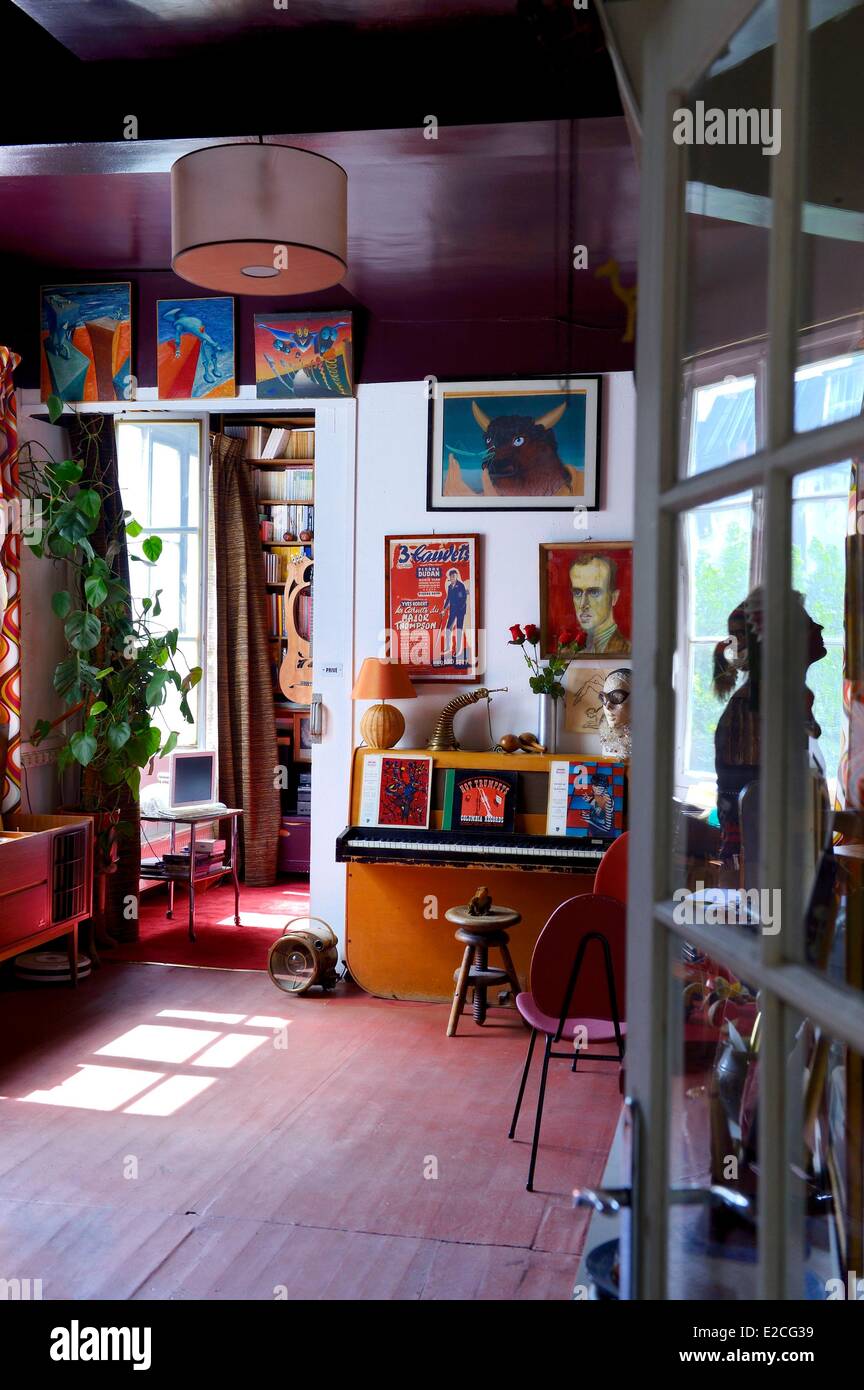 France, Paris, Cite Veron at 94 Boulevard de Clichy, Boris Vian's flat, piano where Michel Legrand and Quincy Jones also played, plaster bust of his second wife Ursula overlooked by his portrait painted in 1953 by Betty Bouthoul Stock Photo
