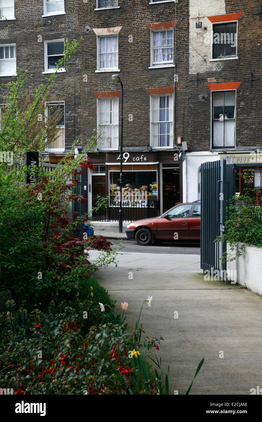 Looking through Marchmont Community Garden to 49 Cafe on Marchmont Street, Bloomsbury, London, UK Stock Photo