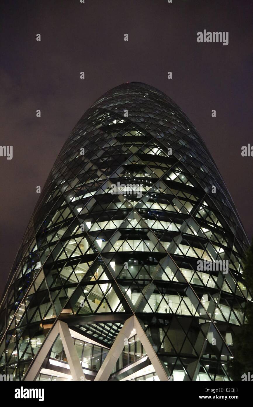 United Kingdom, London, the City financial district at night, 30 St Mary Axe offices building (nicknamed Gherkin) by architect Norman Foster Stock Photo