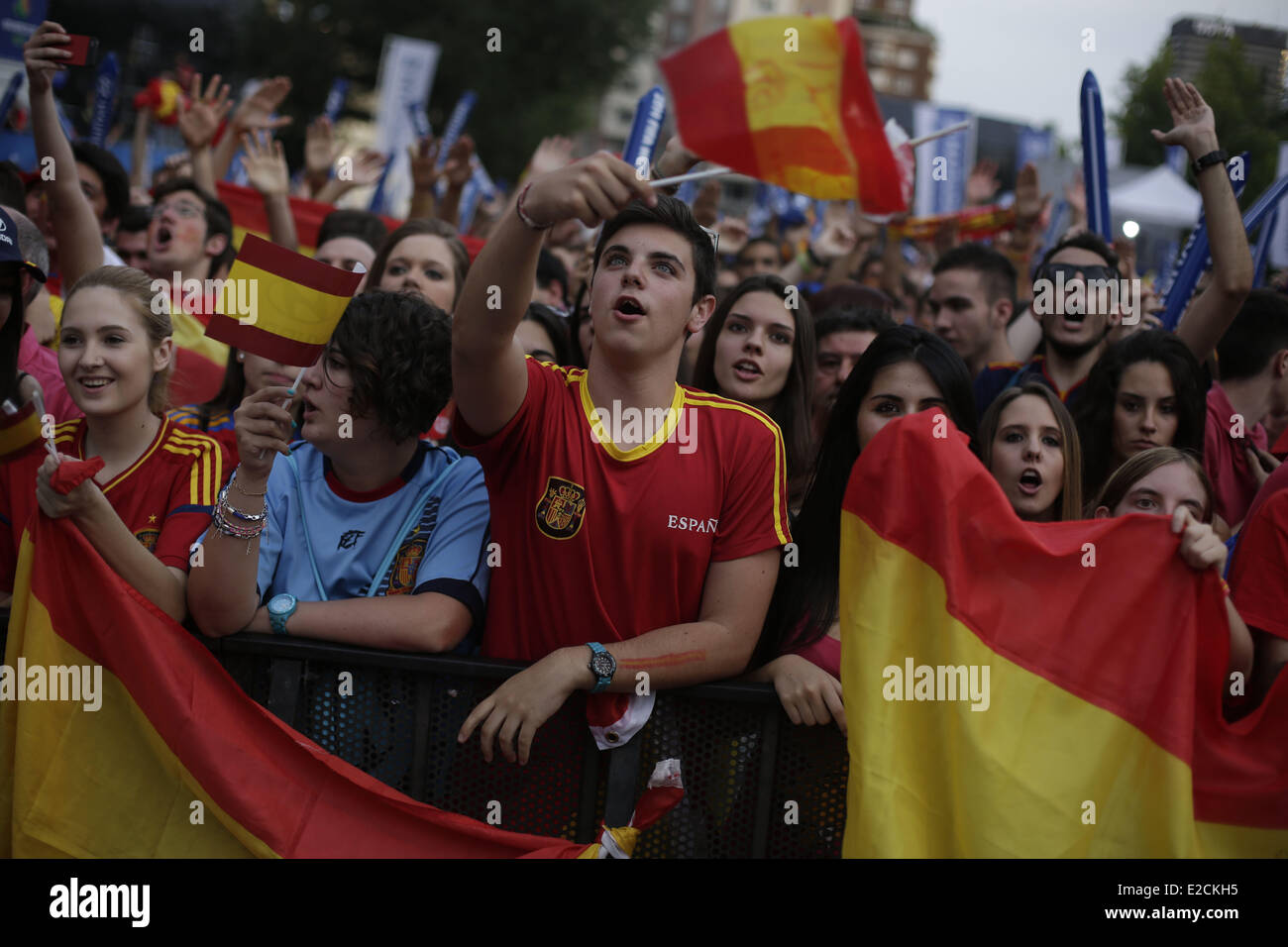 Madrid, Spain. 18th June, 2014. Spanish soccer fans shout slogans and