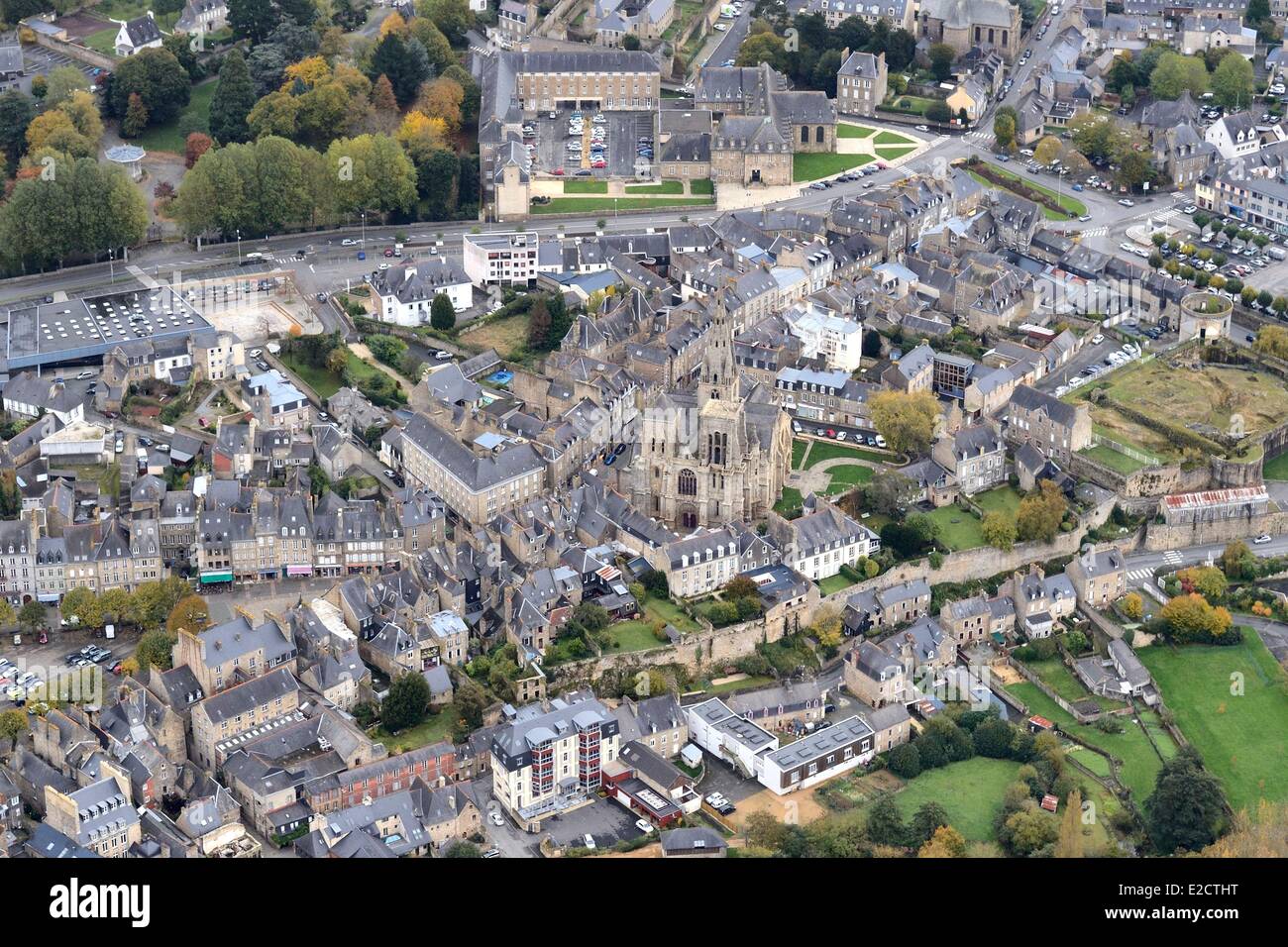 France Cotes d'Armor Guingamp the city center and the Notre Dame de Bon Secours basilica (aerial view) Stock Photo