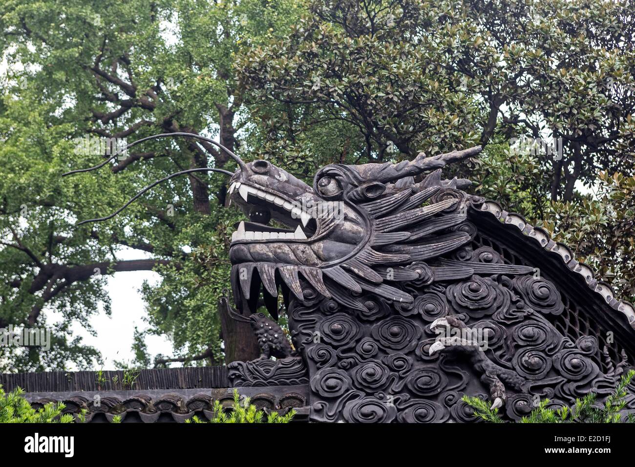 Chine Shanghai Yu Garden or Yuyuan Garden sulptures dragons Stock Photo