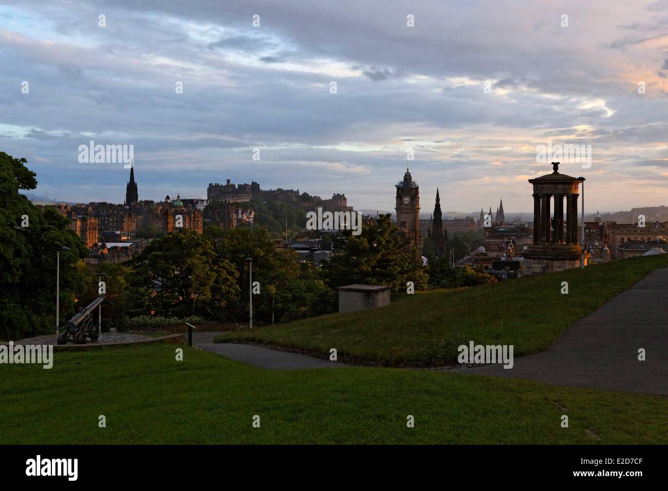 Edinburgh castle people view hi res stock photography and images Page 10 Alamy
