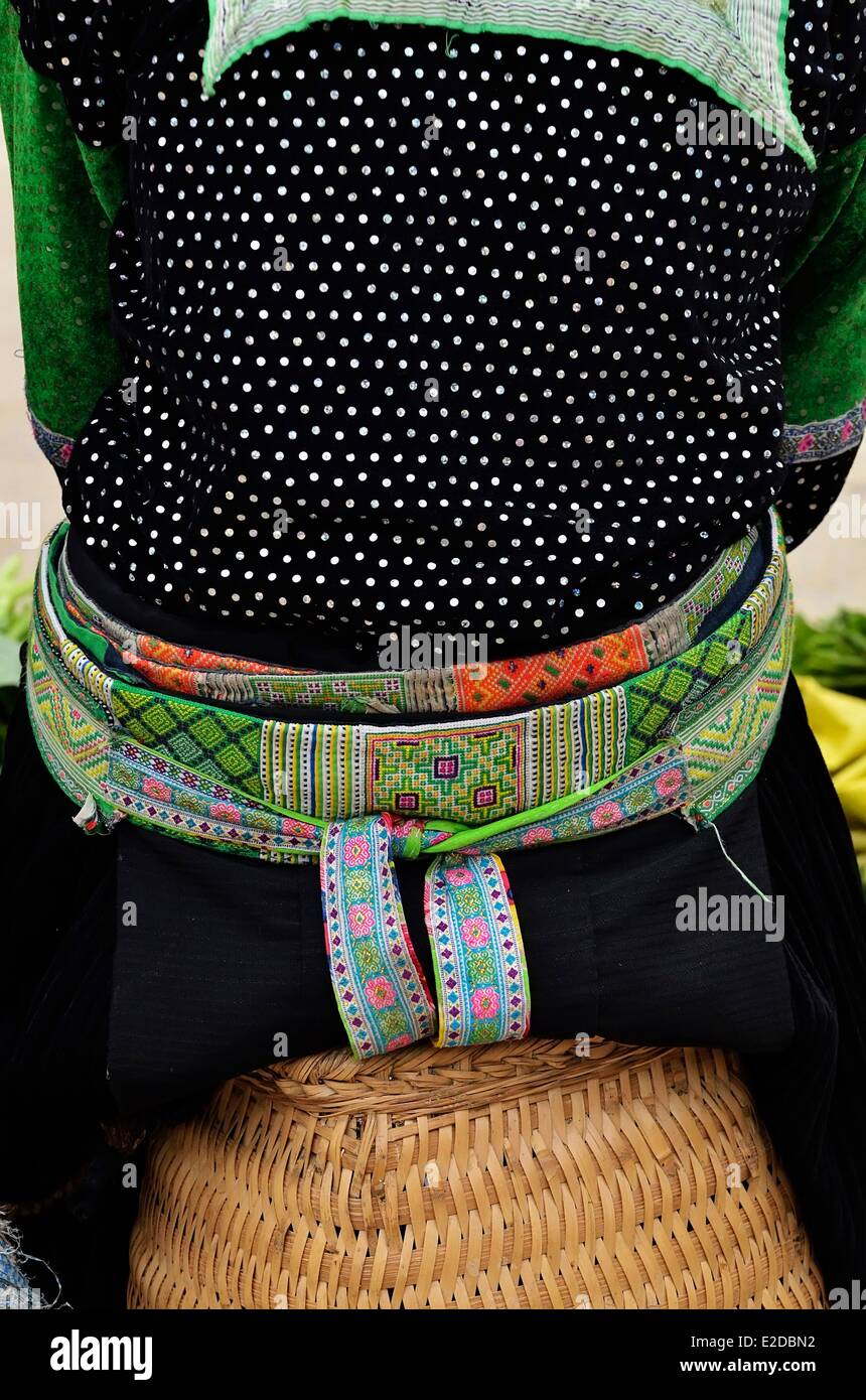 Vietnam Cao Bang province Bao Lac ethnic minorities market Hmong woman wearing a belt Stock Photo