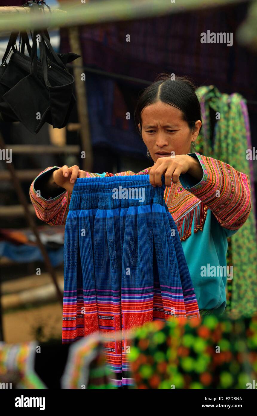 Vietnam Lao Cai province Bac Ha region Coc Ly ethnic market Flowered Hmongs ethnic group people at the market Stock Photo