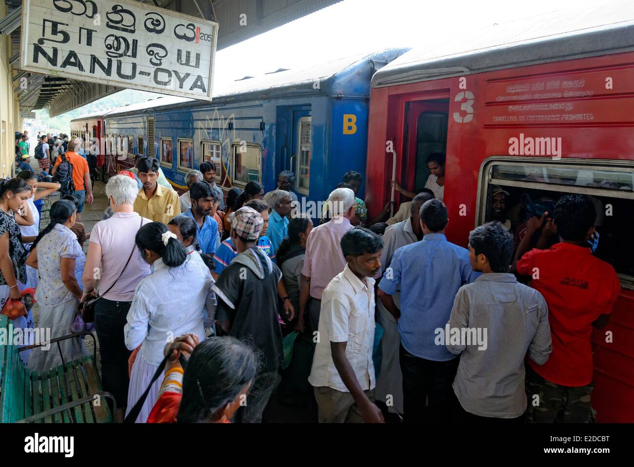 Sri Lanka, Central Province, Nuwaraelyia District, Nanu Oya, Railway station, goes and comes from travelers on a quay(platform) Stock Photo