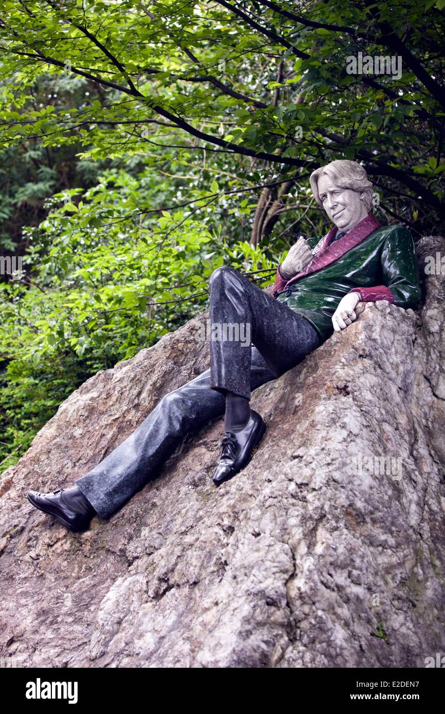 Irleand Dublin Merrion Square Park Statue of Oscar Wilde sculpture by Danny Osborne Stock Photo