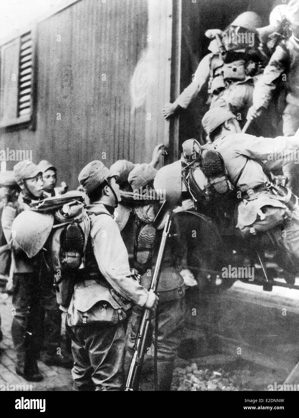 Japanese infantry board a train in Manchuria Stock Photo