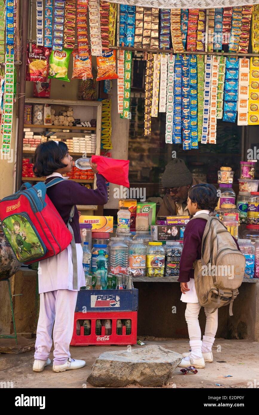 India, Rajasthan state, Shekhawati, Nawalgarh, schoolchildren to a candy store Stock Photo