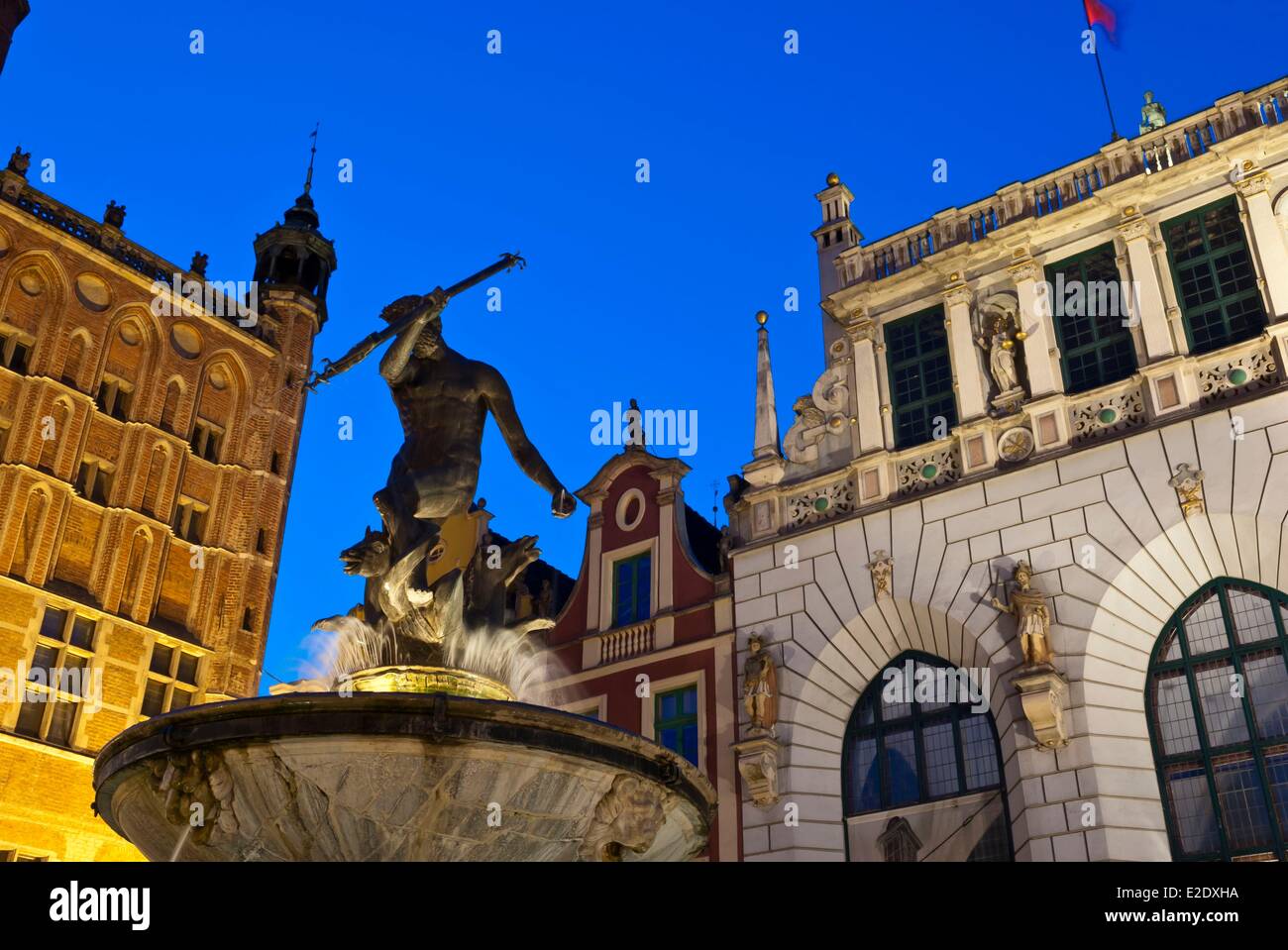Poland Eastern Pomerania Gdansk Neptune fountain and the Artus Court gothic style building with a facade in a Dutch mannerist Stock Photo