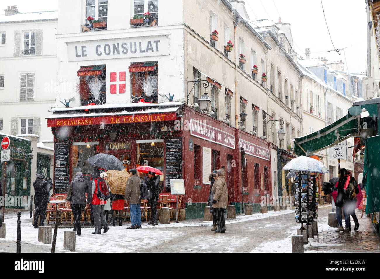 France Paris restaurant Le Consulat Montmartre under snow Stock Photo