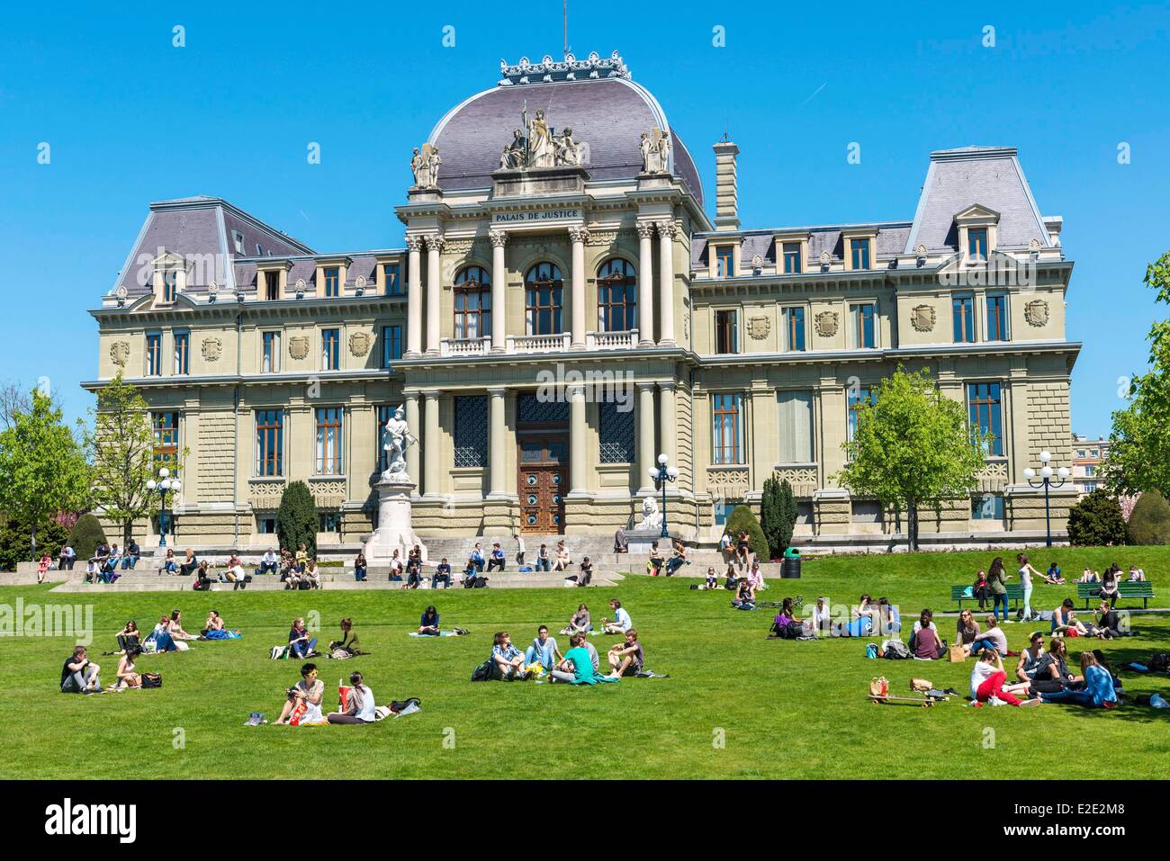 Switzerland Canton of Vaud Lausanne courthouses and statue of William Tell Stock Photo