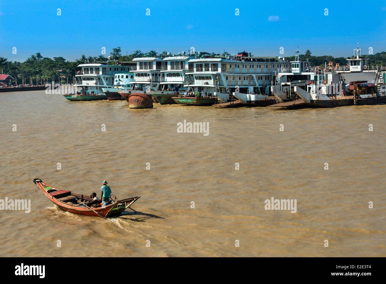 Myanmar (Burma) Yangon division Yangon Pansodan jetty Irrawady river (Ayeyarwady) ferry crossing the Yangon river to join Dala Stock Photo