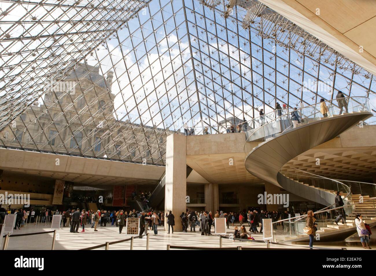 France, Paris, Musee du Louvre entrance (Louvre museum), glass pyramid by architect Ieoh Ming Pei and Denon Pavillion Stock Photo