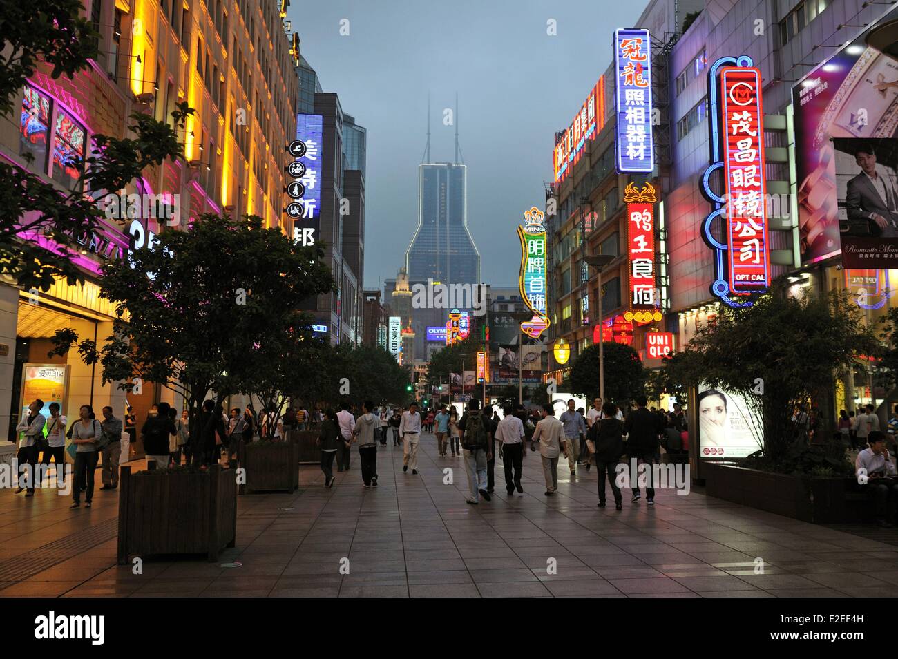 China, Shanghai, NanJing Road, pedestrian and commercial road Stock ...