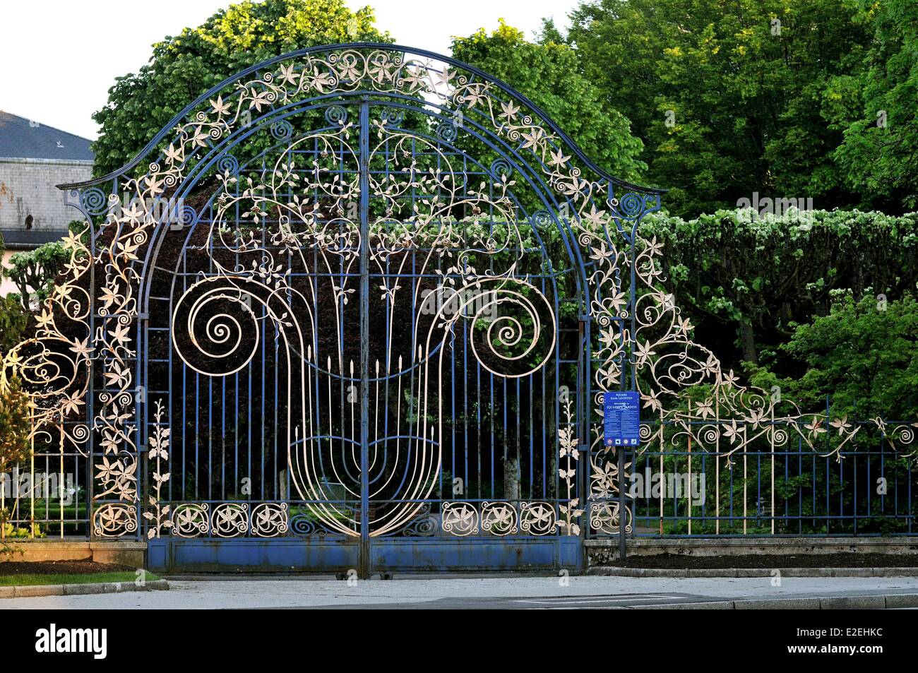 France, Territoire de Belfort, Belfort, Square Emile Lechten, grid Art