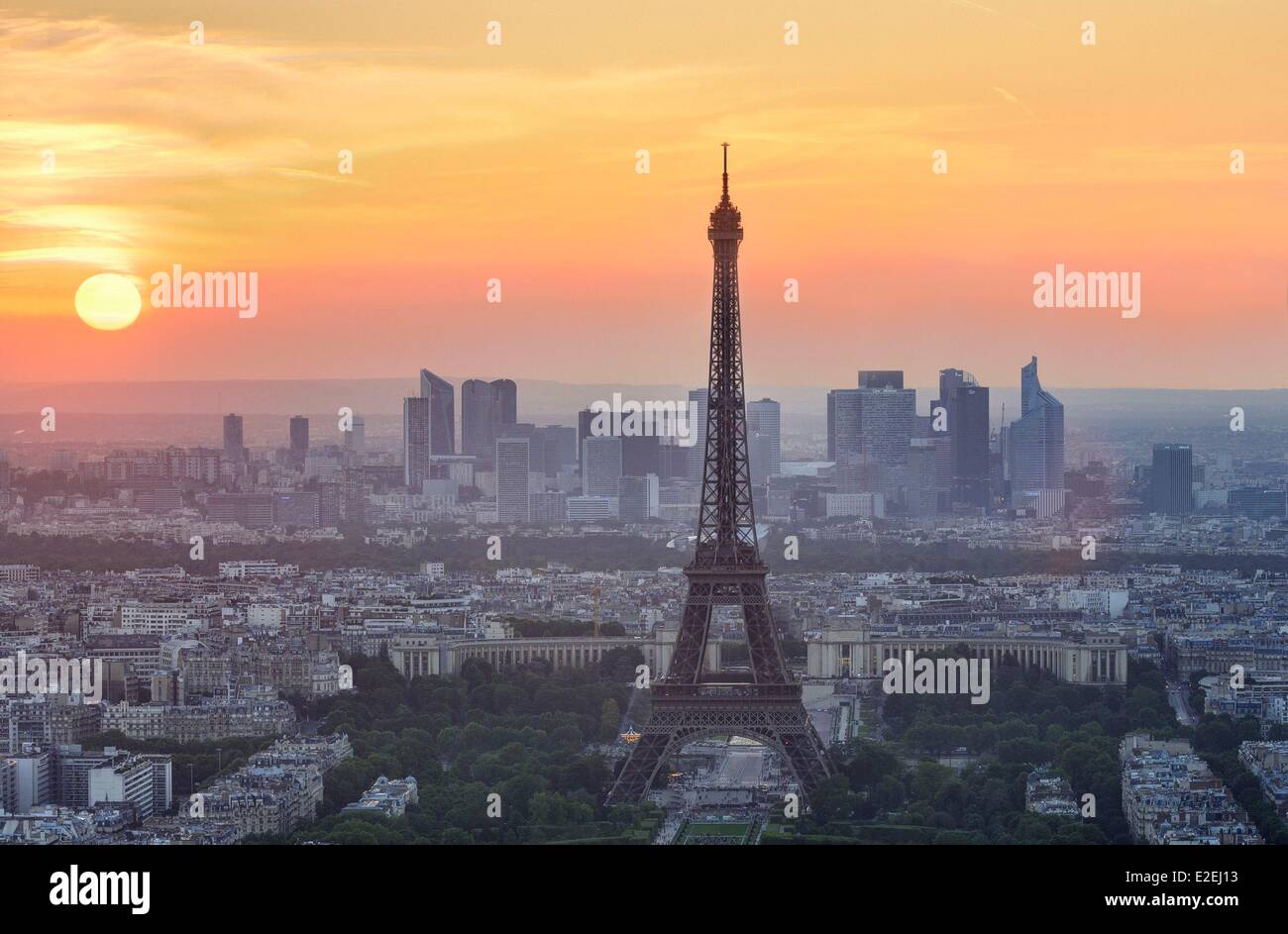 France, Paris, the Eiffel tower and La Defense in the background at sunset Stock Photo