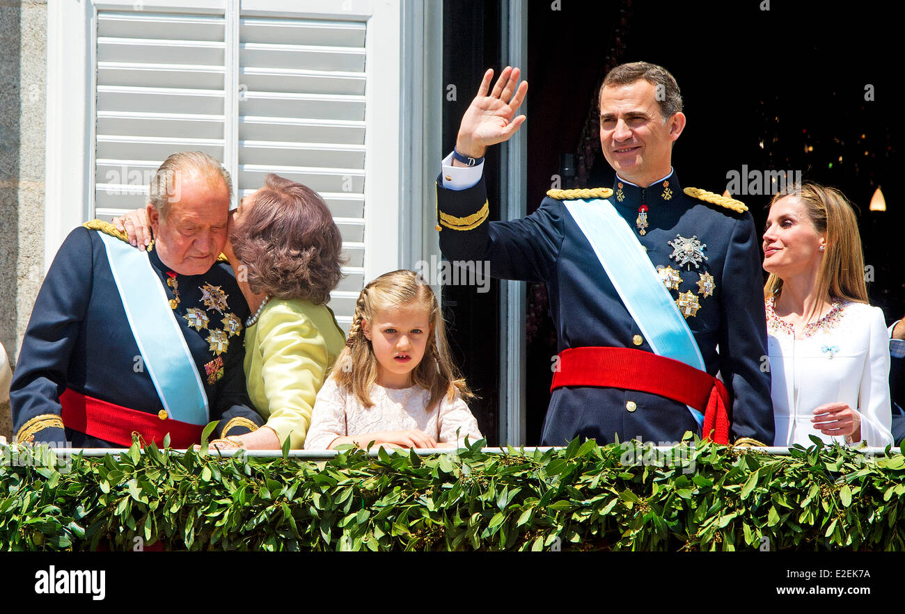Madrid, Spain. 19th June, 2014. King Juan Carlos (L-R), Queen Sofia, Crown Princess Eleonor, new King Felipe VI and Queen Letizia of Spain appear on the balcony of the Royal Palace, in Madrid, Spain, 19 June 2014. Photo: Patrick van Katwijk - NO WIRE SERVICE -/dpa/Alamy Live News Stock Photo