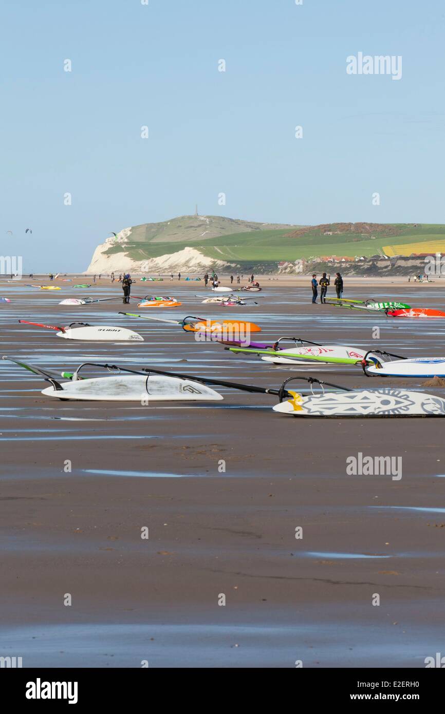 France, Pas de Calais, Cote d'Opale, Wissant, kitesurfing and windsurfing on the beach with the Cape Blanc-Nez in the background Stock Photo