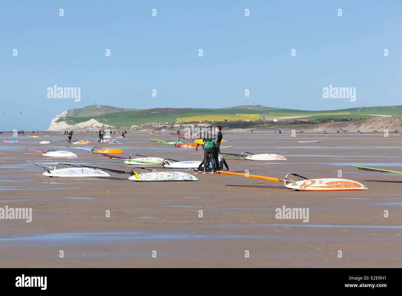 France, Pas de Calais, Cote d'Opale, Wissant, kitesurfing and windsurfing on the beach with the Cape Blanc-Nez in the background Stock Photo