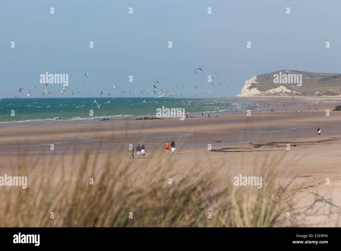 France, Pas de Calais, Cote d'Opale, Wissant, kitesurfing and windsurfing with the Cape Blanc-Nez in the background Stock Photo