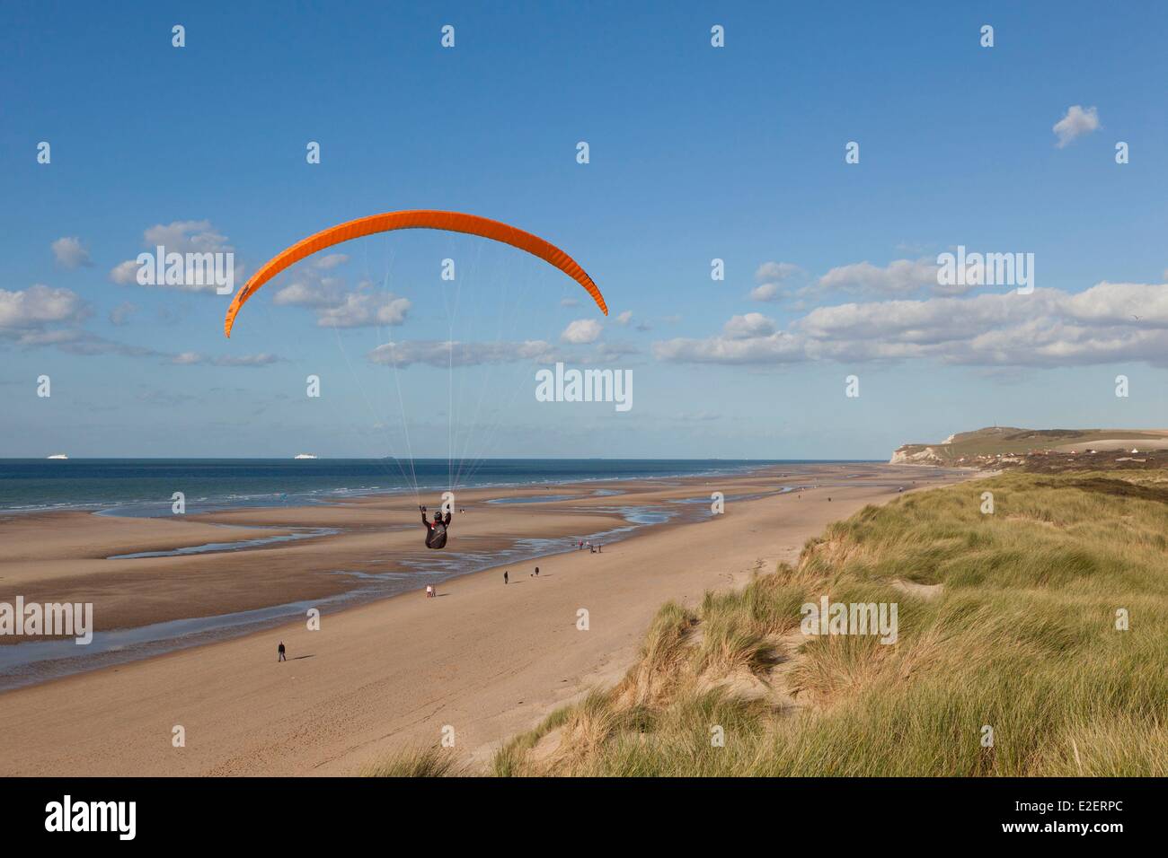 France, Pas de Calais, Cote d'Opale, Wissant, paragliding flying along the dunes with the Cap Blanc Nez in the background Stock Photo