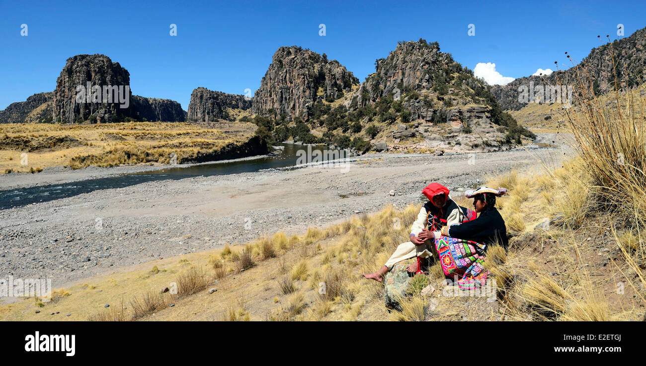 Peru Espinar province Suykutambo Peruvian couple in traditional dress on the site of the Three Canyons where the Cayumani Rio Stock Photo