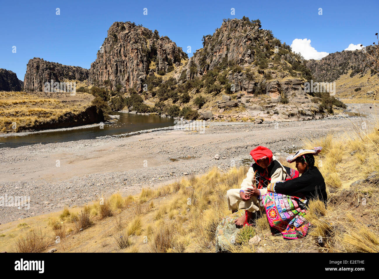 Peru Espinar province Suykutambo Peruvian couple in traditional dress on the site of the Three Canyons where the Cayumani Rio Stock Photo