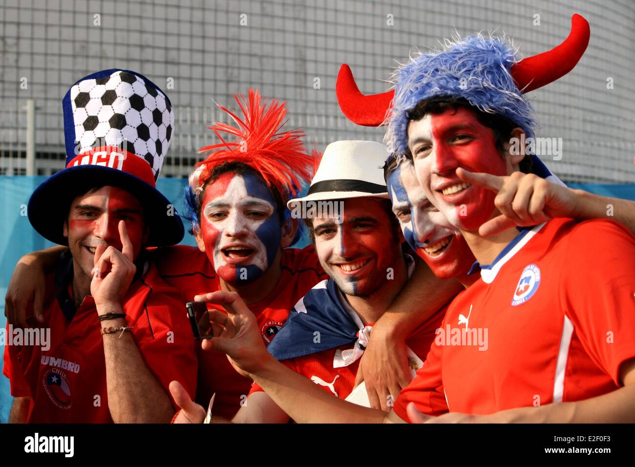 Rio de Janeiro, Brazil. 18th June, 2014. 2014 FIFA World Cup Brazil. Chilean fans arriving at Maracanã to watch the match Spain x Chile. Chile won 2-0, eliminating the current world champions from the competition. Rio de Janeiro, Brazil, 18th June, 2014. Credit:  Maria Adelaide Silva/Alamy Live News Stock Photo