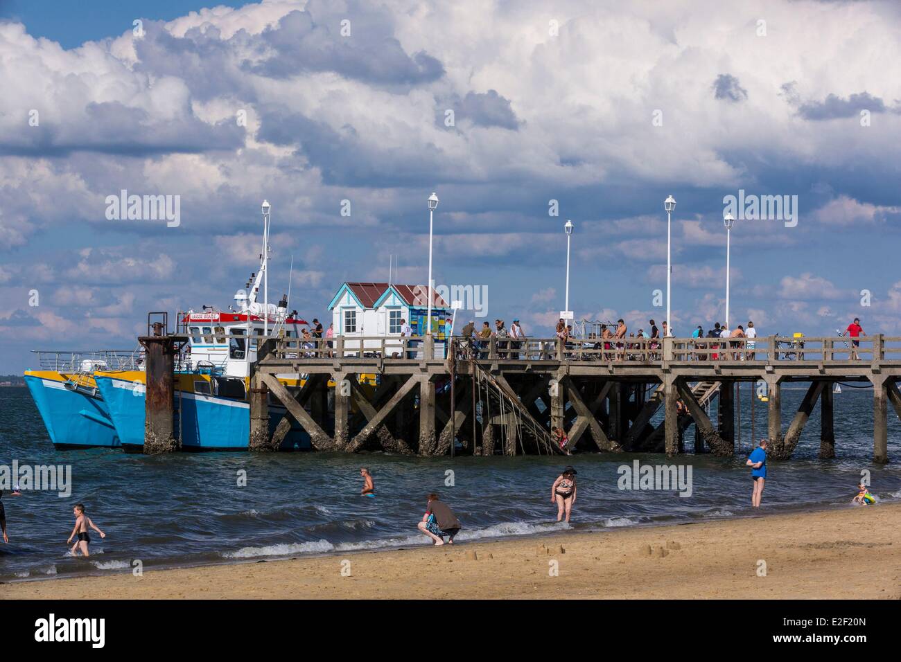 France, le Bassin d'Arcachon, Arcachon, the waterfront and the departure quay Stock Photo