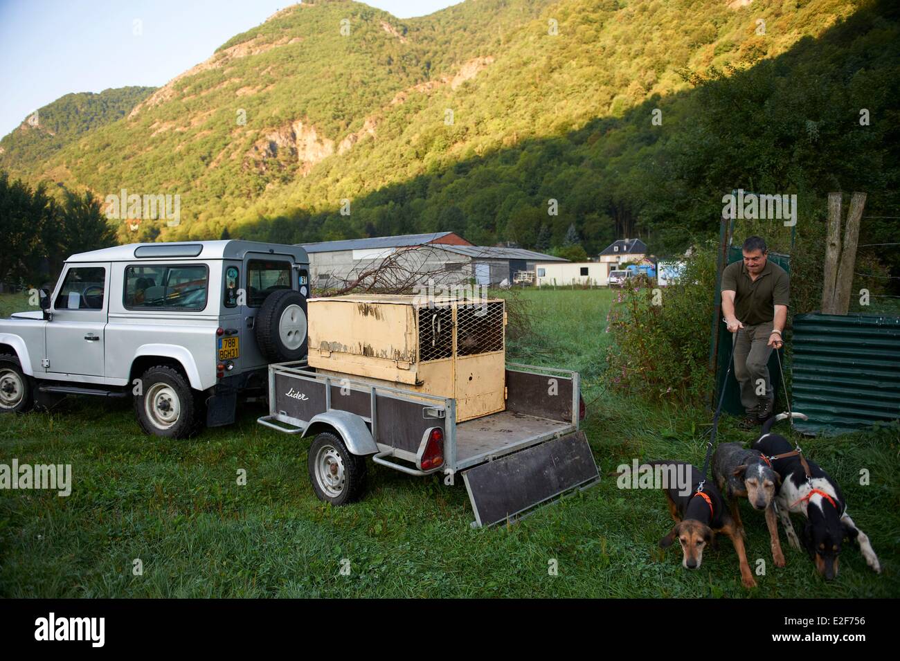 France, Haute Garonne (31), Central Pyrenees, Cazaux Layrisse, Boar hunting, Hunter leads dogs in the cage of the trailers Stock Photo