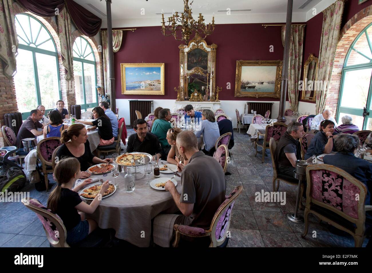 Page 3 Cave Restaurant High Resolution Stock Photography And Images Alamy